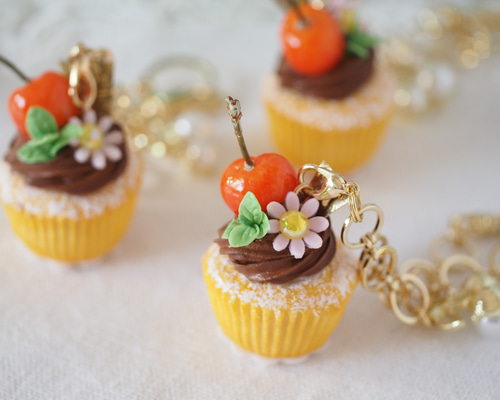 さくらんぼのチョコクリームカップケーキ・バッグチャーム バッグ