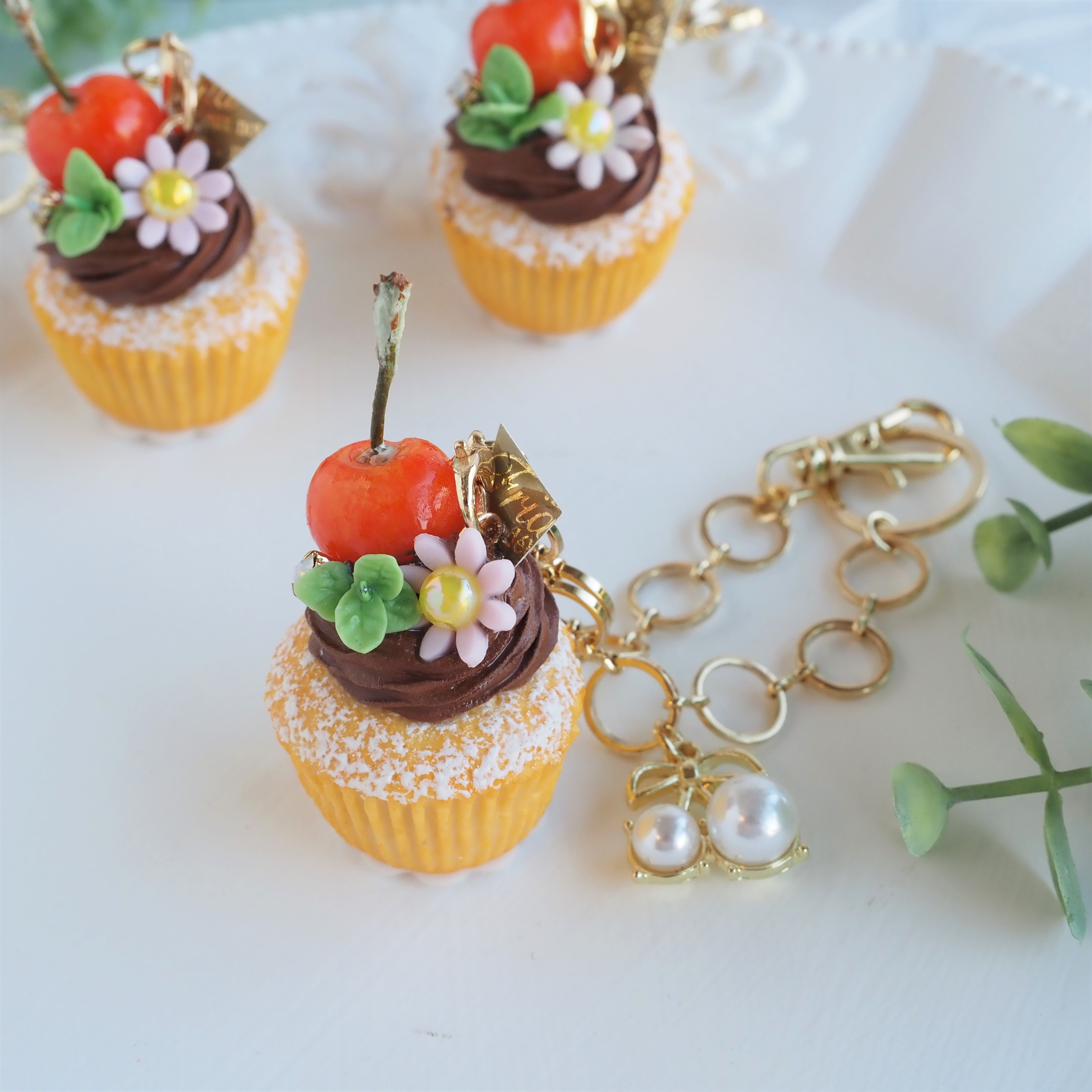さくらんぼのチョコクリームカップケーキ・バッグチャーム