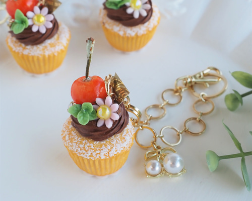 さくらんぼのチョコクリームカップケーキ・バッグチャーム