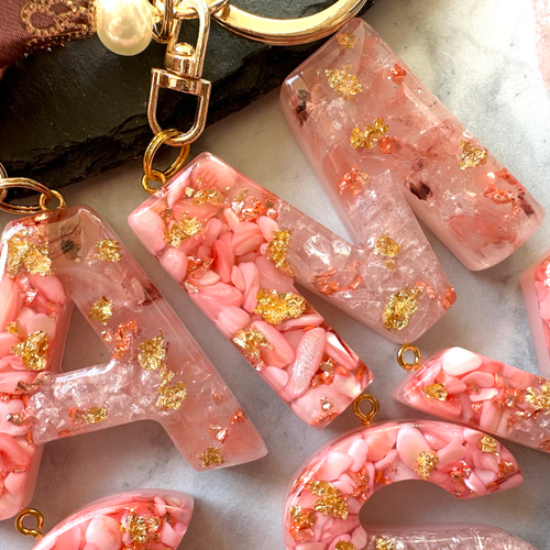 チェリークォーツ♡シェル♡金箔 レジンイニシャルキーホルダー