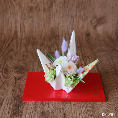 折り鶴のアレンジメント（小菊ミルフィーユ）【プリザーブドフラワー