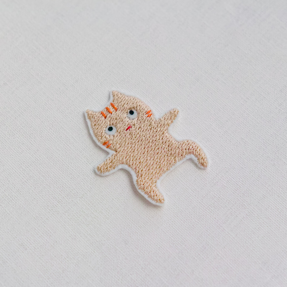 ワッペン 刺繡ワッペン「変なポーズの猫」 5枚目の画像