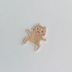 ワッペン 刺繡ワッペン「変なポーズのちいさな猫」小さいサイズ 4枚目の画像