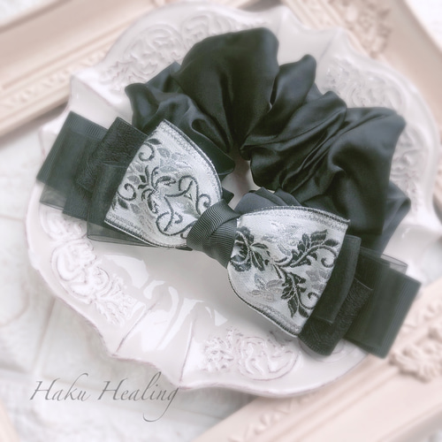 高級刺繍リボン シルバーブラック 大きめ シュシュ ♡ シュシュ