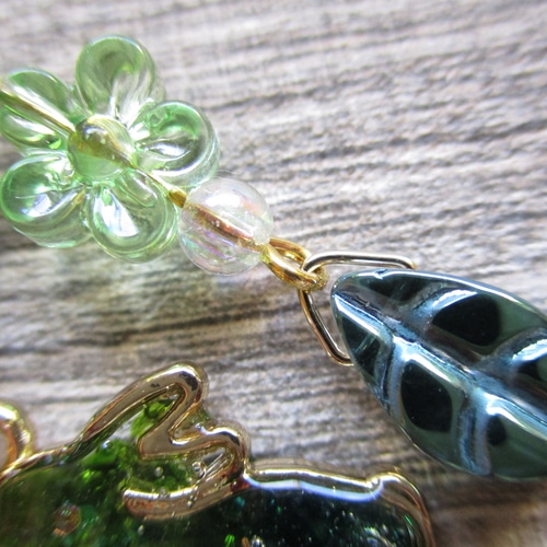 すず☆らん様専用/冬景色と窓辺の子猫達 蓄光 オルゴナイトネックレス