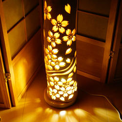 竹灯り・竹灯籠 十輪の蓮の花が掘ってあり広角で灯りを楽しめる