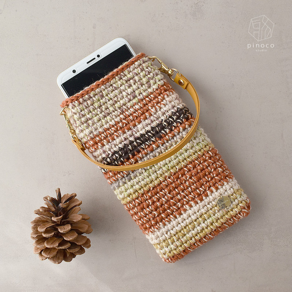 秋冬カラーのむら染め毛糸で編んだスマホポーチ(オレンジベージュ系) 1枚目の画像