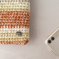 秋冬カラーのむら染め毛糸で編んだスマホポーチ(オレンジベージュ系) 7枚目の画像