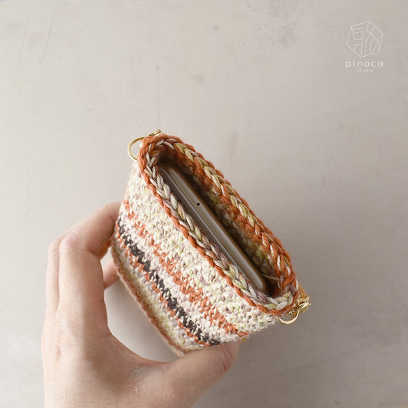 秋冬カラーのむら染め毛糸で編んだスマホポーチ(オレンジベージュ系) 6枚目の画像