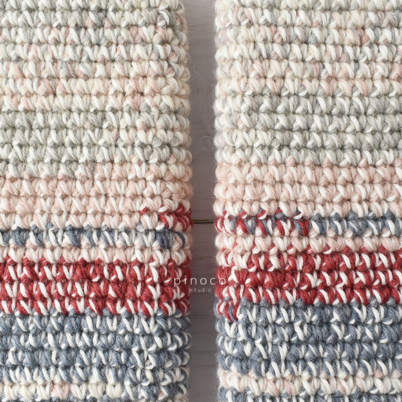 雪のようなむら染め毛糸で編んだ北欧風スマホポーチ 9枚目の画像