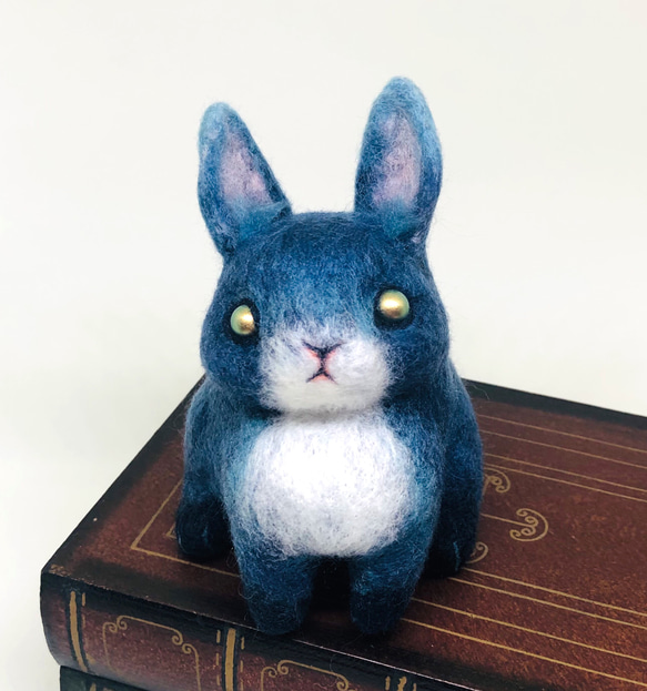 ◇ぷっくり ウサギ 藍色【羊毛フェルト人形】置物 羊毛フェルト