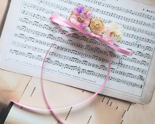 お花とひらひらリボンのアンティーク風ポニーフック(グレイッシュ