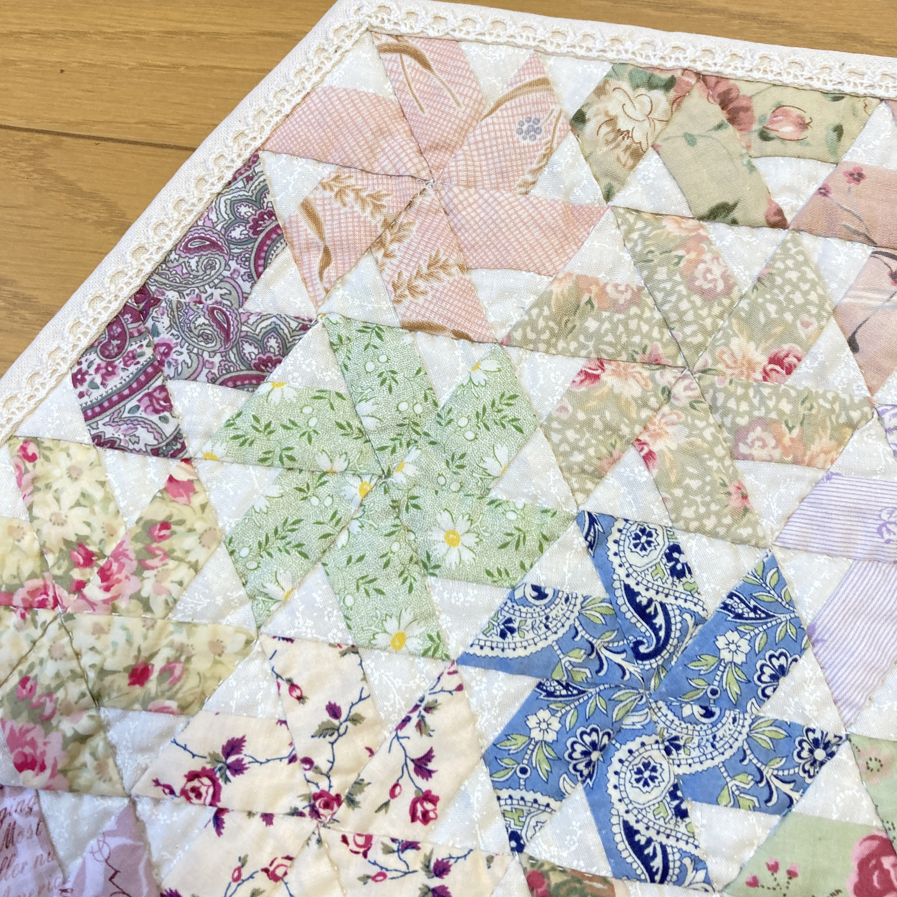 パッチワークキルトのヘキサゴンタペストリー 1年間は飾りました