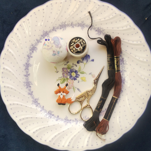 ハンドメイド刺繍ブローチ　968 「お静かに」 キツネとルリビタキ チベットスナギツネ 刺繍ブローチ 【受注製作】 | iichi 日々の