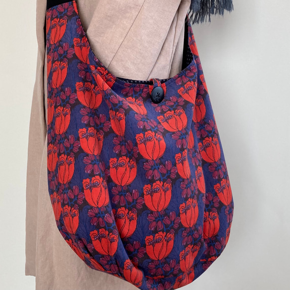 ワンショルダーの布バッグ／リバティ・コーデュロイ（Tudor Fields・紺×赤） 2枚目の画像