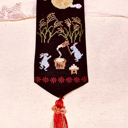 お月見のうさぎさんが可愛い刺繍のタペストリー 2枚目の画像