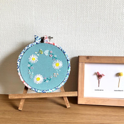 刺繍枠のまま飾れる壁飾り！マーガレットとボタニカルの手刺繍リース　リビング　玄関　インテリア　ファブリックパネル 12枚目の画像