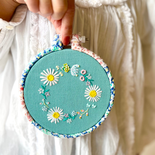 刺繍枠のまま飾れる壁飾り！マーガレットとボタニカルの手刺繍リース