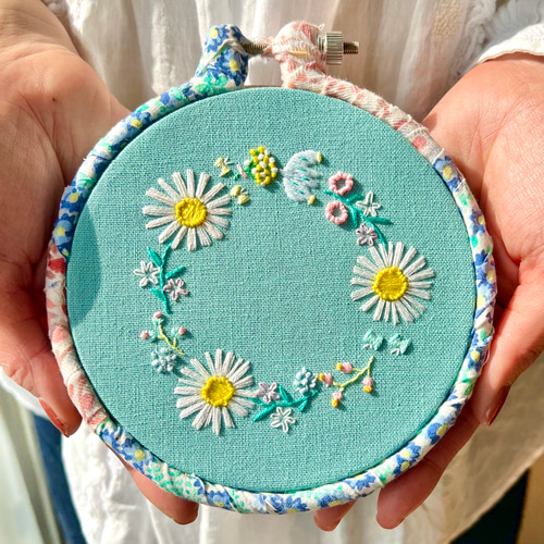 欧風刺繡（壁飾り・6枚組） 刺繍枠のまま飾れる壁飾り！マーガレットと