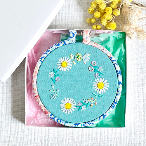 刺繍枠のまま飾れる壁飾り！マーガレットとボタニカルの手刺繍リース