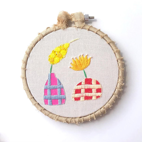 刺繍枠で飾る壁飾り カラフルなおはなたち 刺繍インテリア