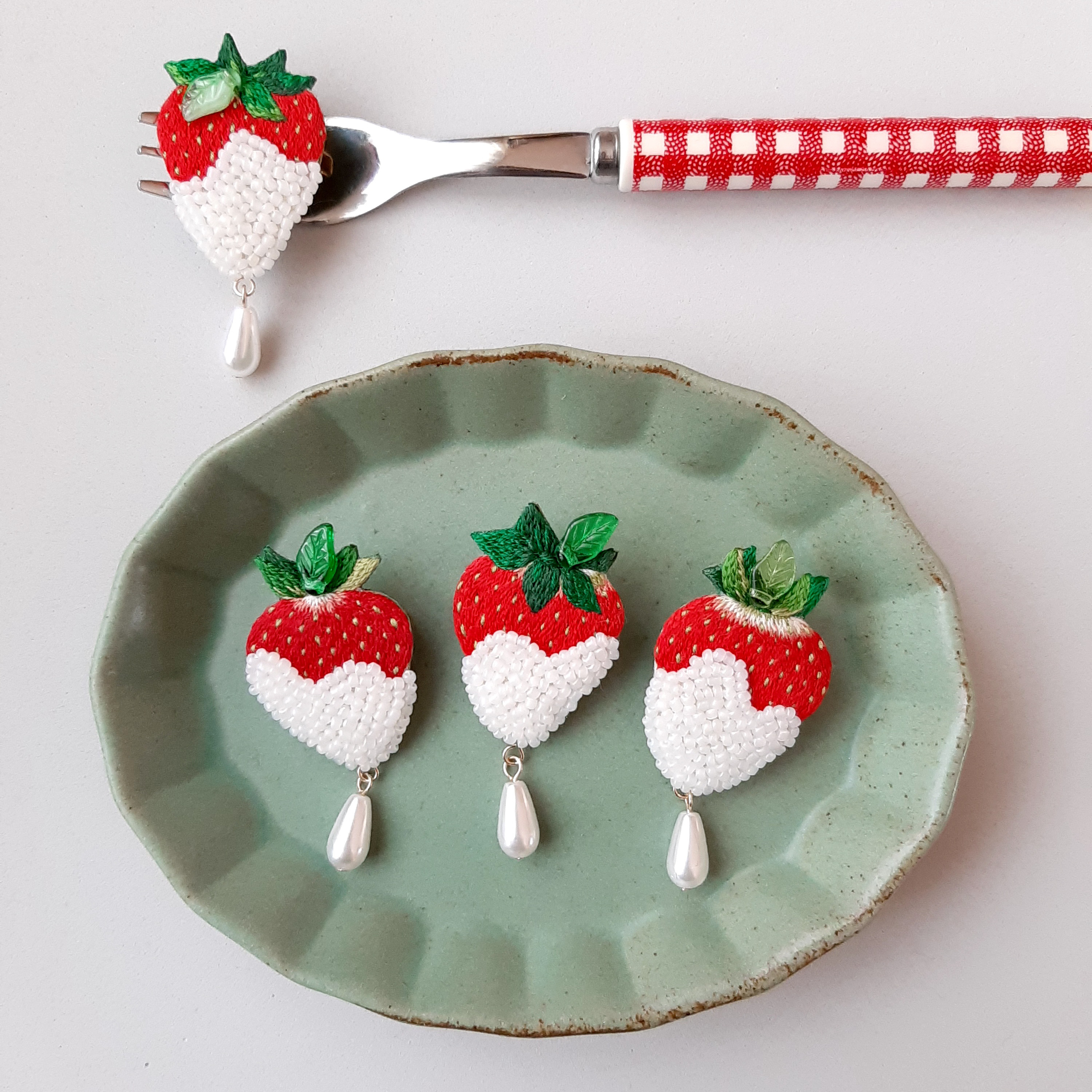 [picture book]―strawberry／刺繍ブローチ ☆受注制作 4,400円