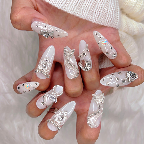 チップ種類、カラー変更可能》ホワイト×シルバーパーツバタフライ派手  