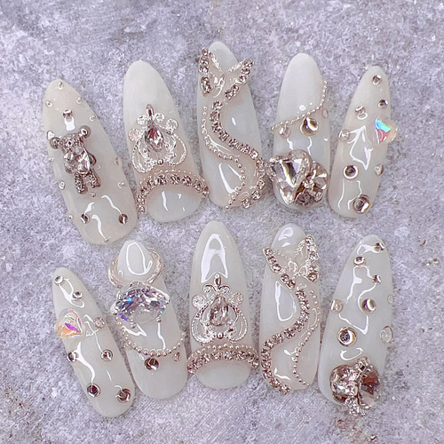 チップ種類、カラー変更可能》ホワイト×シルバーパーツバタフライ派手