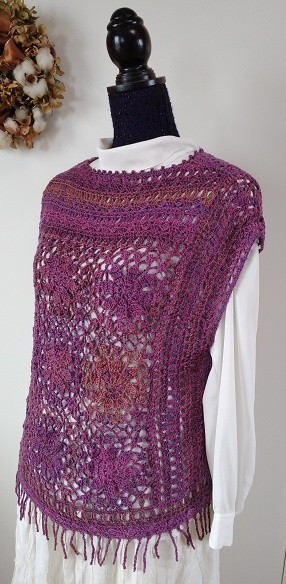 値下げしました～～！！　ゆったりサイズの、ツイストフリンジが付いたモチーフ繋ぎのかぎ針編みのベスト～～！！