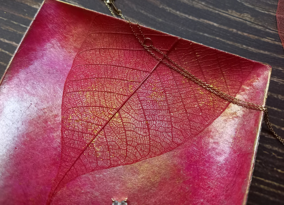 【プチギフトに最適！】アクセサリートレイ（ラメ/レッド/スクエア)天然の葉を用いるボタニーペインティング装飾　 6枚目の画像