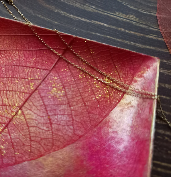 【プチギフトに最適！】アクセサリートレイ（ラメ/レッド/スクエア)天然の葉を用いるボタニーペインティング装飾　 3枚目の画像