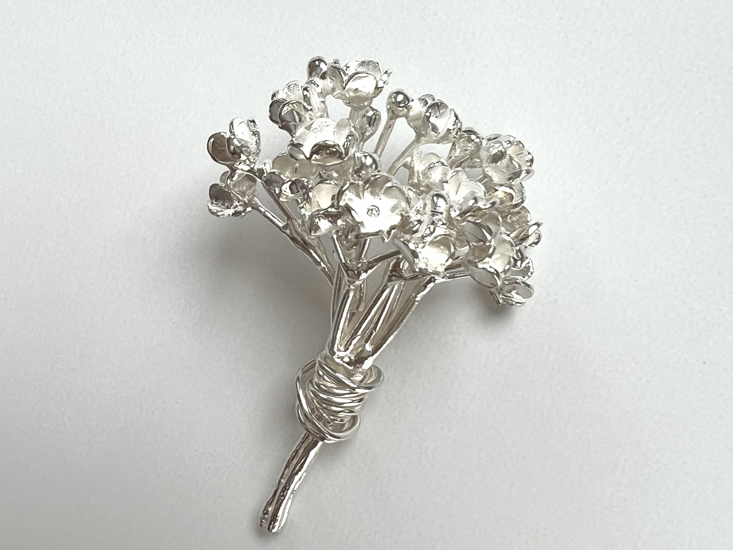 かすみ草のピンブローチ