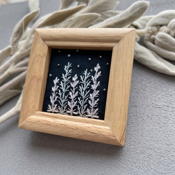 刺繍フレーム　木々の雪景色　くるみボタン　冬　シンプル　クリスマス 2枚目の画像