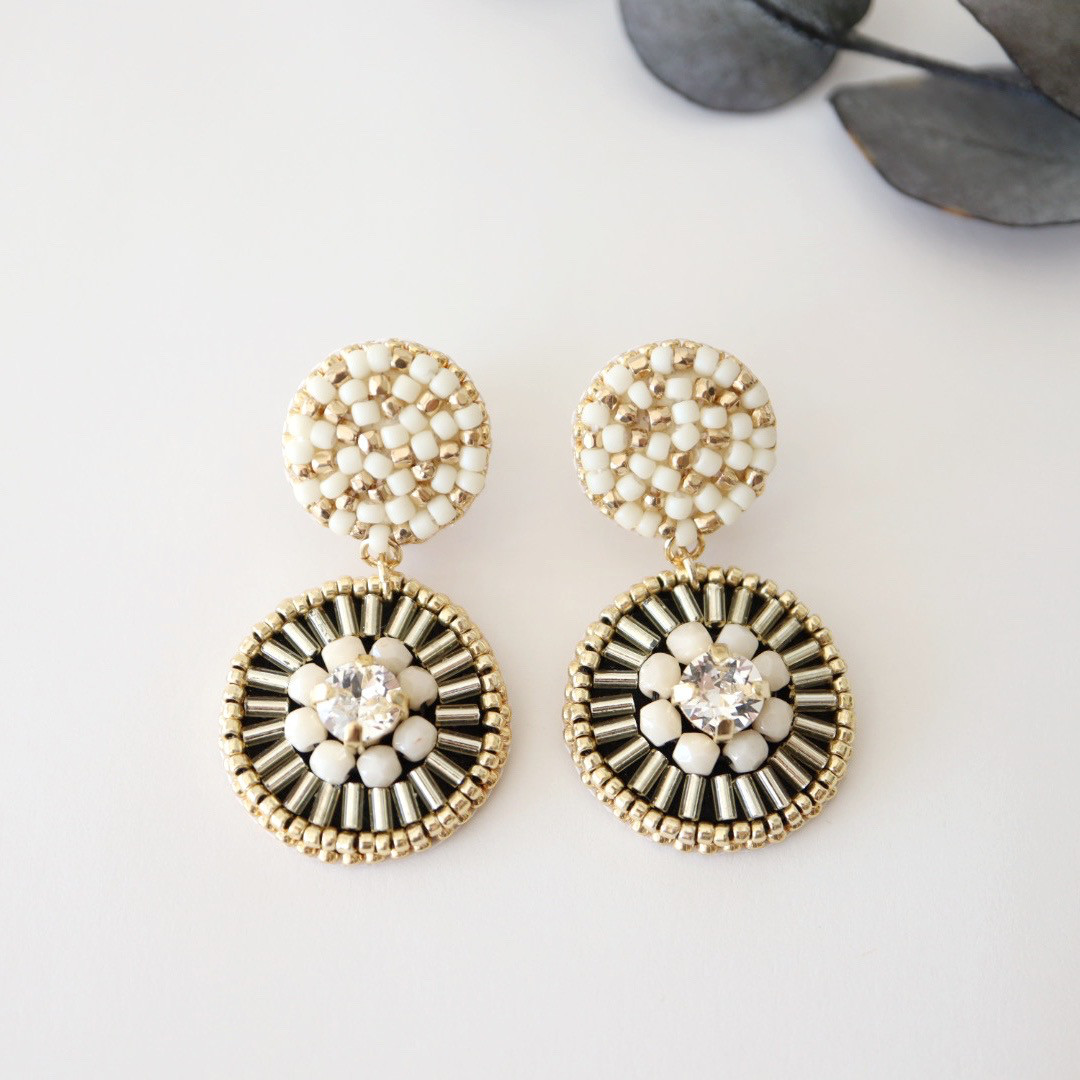 スウィングビーズ刺繍イヤリング(ブラック)