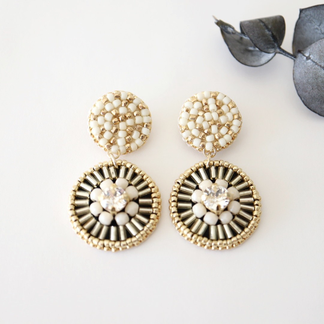 スウィングビーズ刺繍ピアス(ブラック)