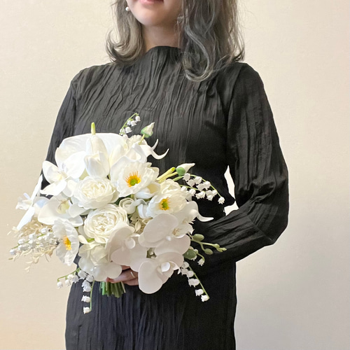 再販】胡蝶蘭とカラーのホワイトブーケ ブーケ hug_the_bouquet
