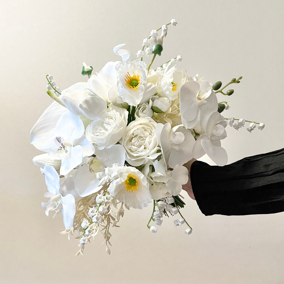 【再販】胡蝶蘭とカラーのホワイトブーケ 4枚目の画像