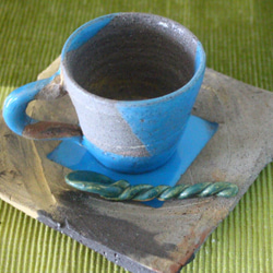手作り陶器の＜カップ＆ソーサ＞陶のスプーン付き。　　送料無料。 2枚目の画像