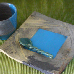 手作り陶器の＜カップ＆ソーサ＞陶のスプーン付き。　　送料無料。 4枚目の画像