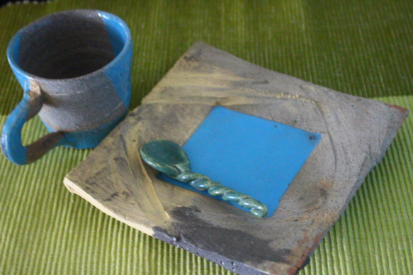 手作り陶器の＜カップ＆ソーサ＞陶のスプーン付き。　　送料無料。 4枚目の画像