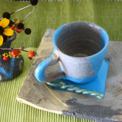 手作り陶器の＜カップ＆ソーサ＞陶のスプーン付き。　　送料無料。 1枚目の画像