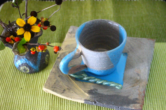手作り陶器の＜カップ＆ソーサ＞陶のスプーン付き。　　送料無料。 1枚目の画像