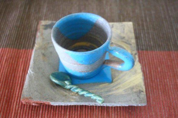 手作り陶器の＜カップ＆ソーサ＞陶のスプーン付き。　　送料無料。 3枚目の画像
