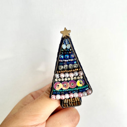 深夜のクリスマスツリーのビーズ刺繍ブローチ(ミッドナイトブルー) 7枚目の画像