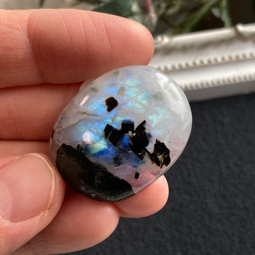 レインボームーンストーン【黒雲母バイオタイト入り】タンブル ルース