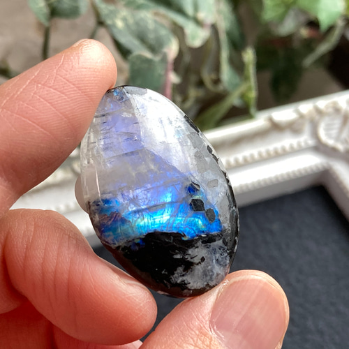 レインボームーンストーン【黒雲母バイオタイト入り】タンブル ルース