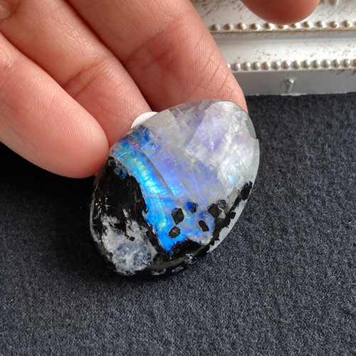 レインボームーンストーン【黒雲母バイオタイト入り】タンブル ルース