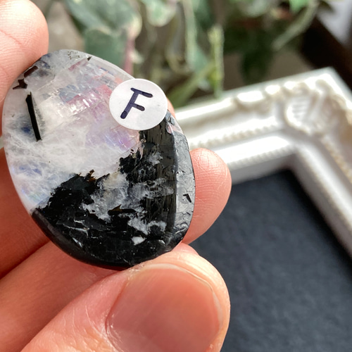 29☆❁¨̮プロフお読みください✧︎*。様　高品質　ブラックムーンストーン　パーム レインボームーンストーン【黒雲母バイオタイト入り】タンブル ルース