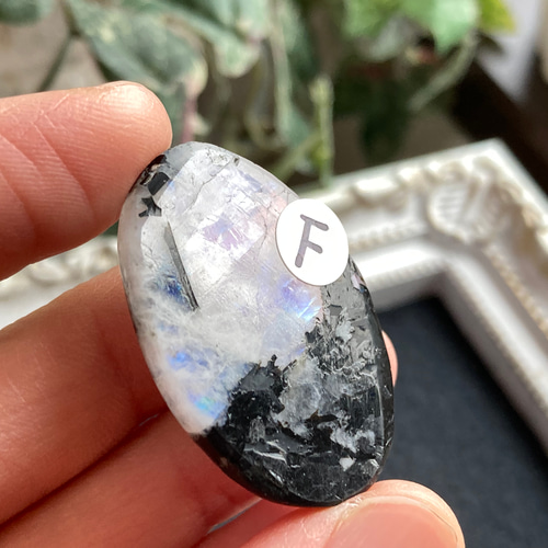 レインボームーンストーン【黒雲母バイオタイト入り】タンブル ルース
