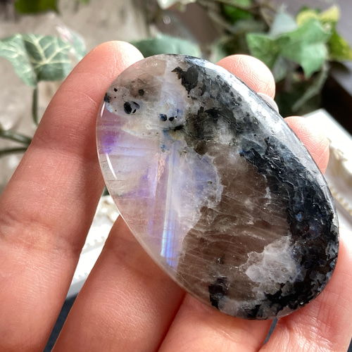 桃蓮玉‼️激レア虹入りブラックルチルリング✨ムーンストーン共生タイプ レインボームーンストーン【黒雲母バイオタイト入り】タンブル ルース